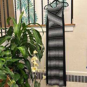 𝅺WHITE House Black Market Maxi Dress in EUC - Small